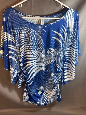 Backstage made in California women’s Blue & White abstract Print top size medium